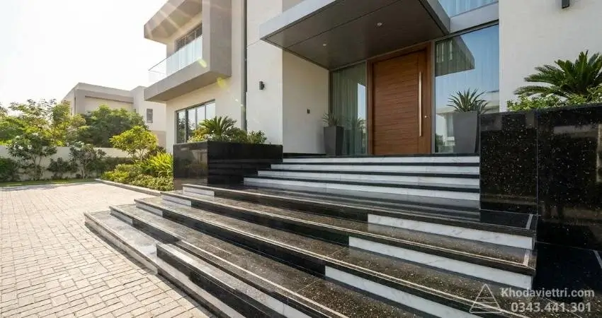 Thi công bậc tam cấp đẹp cho biệt thự bằng đá đen kim sa Ấn Độ chịu lực chống rêu mốc.
