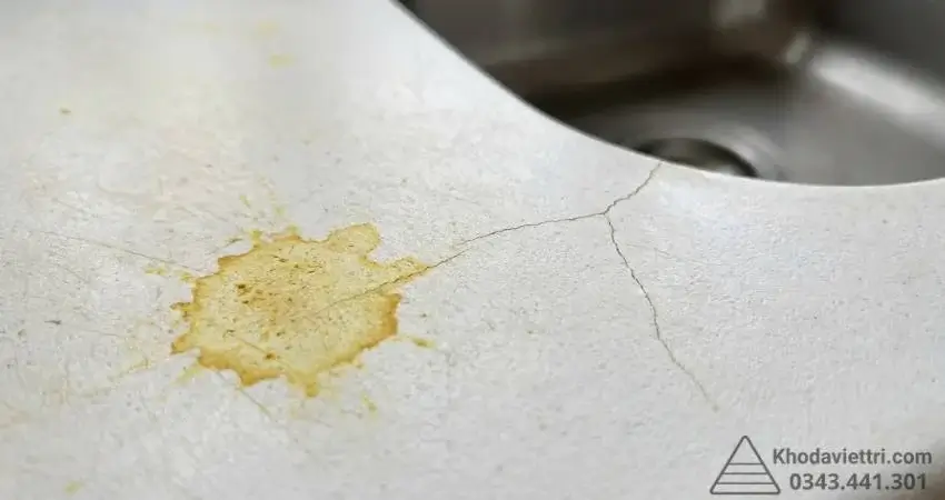Mặt bàn bếp bằng đá nhân tạo nhuộm hóa chất kém chất lượng bị ố vàng và nứt vỡ chỉ sau thời gian ngắn sử dụng.